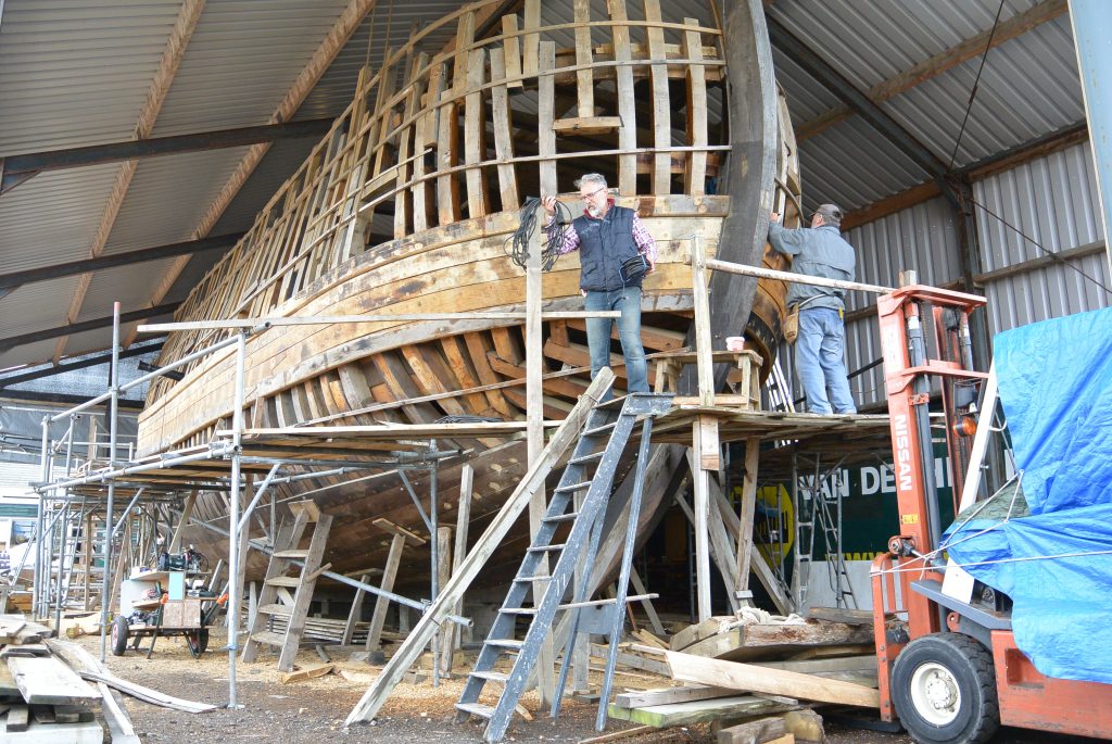 De reconstructie van het oude schip, op traditionele wijze