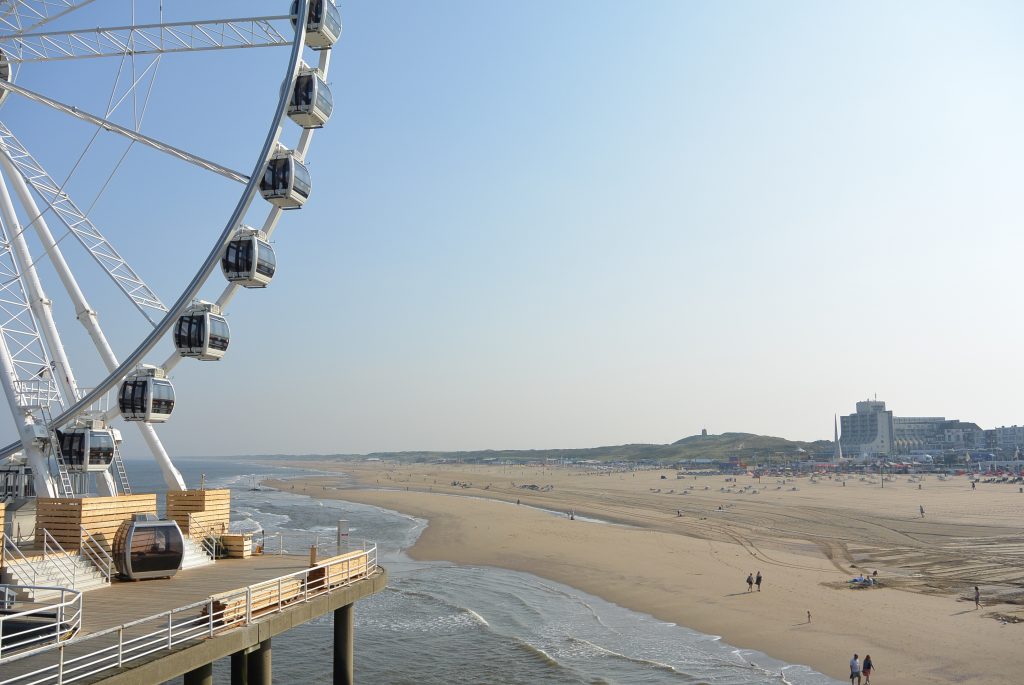 Het reuzenrad en strand vanaf de pier